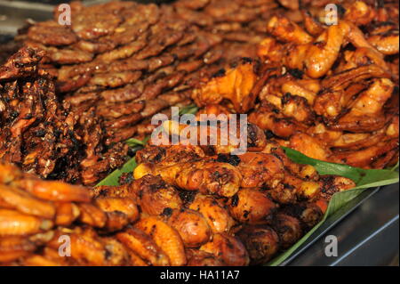 BBQ-Fleisch, Huhn und Schwein, zum Verkauf an einer Straße in der Kambodschanischen Water Festival, Phnom Penh, Kambodscha. Credit: Kraig Lieb Abschaltdruck Stockfoto