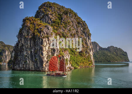 Traditionelle Schiffe in Halong Bucht, Vietnam Stockfoto