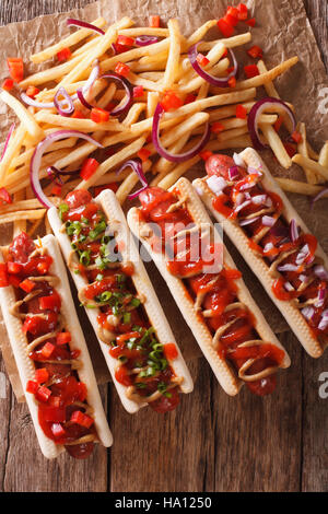 Eine Auswahl an frisch zubereiteten Hotdogs Makro auf dem Tisch. vertikale Ansicht von oben Stockfoto