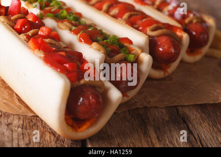 Eine Auswahl an frisch zubereiteten Hotdogs Makro auf dem Tisch. Horizontale Stockfoto