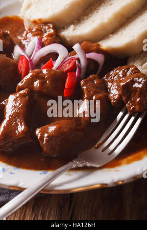 Köstliche hausgemachte heiße Tschechische Gulasch Makro in Platte. vertikale Stockfoto