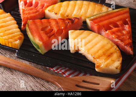 Reife gesunde Bio gegrillter Wassermelone und Melone close-up auf dem Tisch. Horizontale Stockfoto