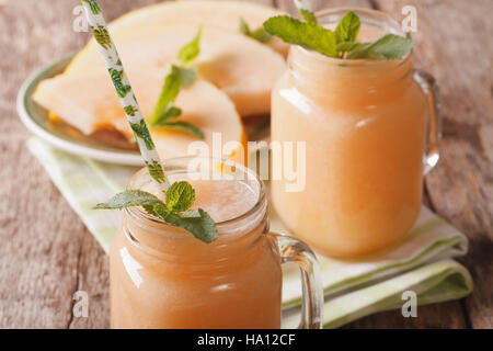 Leckere Smoothies Melone mit Minze-Makro in einem Glas auf dem Tisch. horizontale Stockfoto