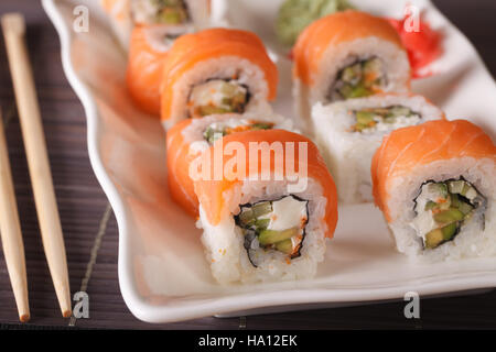 Tätig in Philadelphia rollt mit Wasabi und Ingwer Makro auf einem Teller. Horizontale Stockfoto