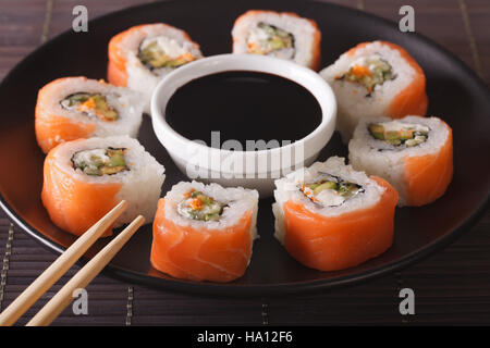 Sushi Rollen Philadelphia und Sojasauce, Nahaufnahme auf einer Platte. Horizontale Stockfoto