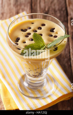 Italienische Ei Sahne Zabaione mit Schokolade hautnah in einem Glas auf dem Tisch. vertikale Stockfoto