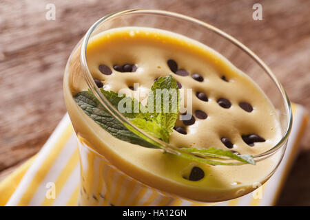Italienische Zabaione-Creme mit Schokolade und Minze Makro in das Glas. horizontale Stockfoto