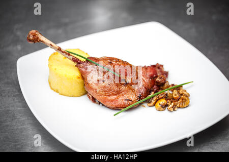 Gegrillte Gans Bein mit gebratenen Kartoffeln und Kastanien Stockfoto