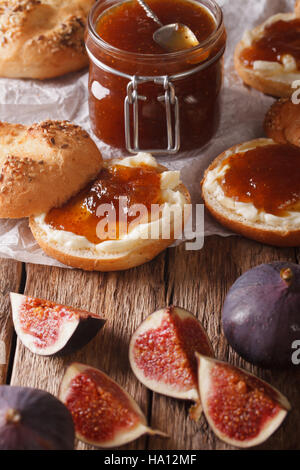 Sandwiches mit Feigen Marmelade und Frischkäse Nahaufnahme auf dem Tisch. vertikale Stockfoto