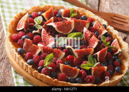 Leckere Torte mit frischen Früchten und Beeren hautnah auf dem Tisch. horizontale Stockfoto