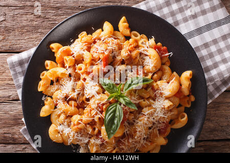 Pasta mit Kidney-Bohnen und Parmesan-Käse mit einer Großaufnahme Teller auf den Tisch. Horizontale Ansicht von oben Stockfoto