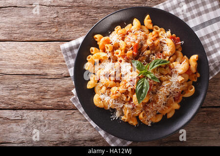 Gomiti Pasta mit weißen Bohnen und Parmesan-Käse mit einer Großaufnahme Teller auf den Tisch. Horizontale Ansicht von oben Stockfoto