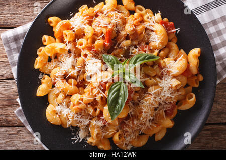 Nudeln mit Bohnen und Parmesan Nahaufnahme auf einer Platte. Horizontale Ansicht von oben Stockfoto