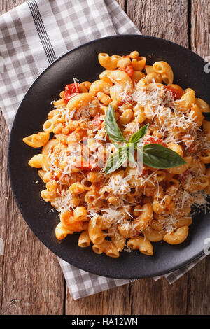 Pasta mit Kidney-Bohnen und Parmesan-Käse mit einer Großaufnahme Teller auf den Tisch. vertikale Ansicht von oben Stockfoto