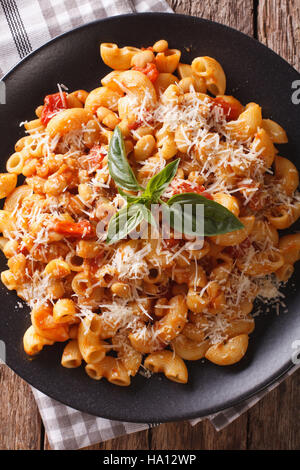 Nudeln mit Bohnen und Parmesan Nahaufnahme auf einer Platte. vertikale Ansicht von oben Stockfoto