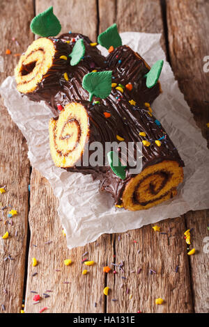 hausgemachte Buche de Noel, Schoko Yule Log Weihnachtskuchen. Vertikal, rustikal Stockfoto