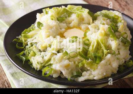 Irisches Colcannon - Kartoffelpüree mit Savoy Cabbage und Butter Closeup auf dem Tisch. horizontale Stockfoto