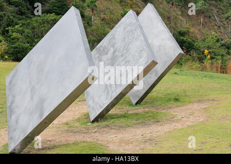 Naoshima, Japan-Oktober 19, 2013: Naoshima Insel Holzhäuser mehrere Outdoor-Kunstwerke als 1972-82 drei Quadrate vertikal-Diagonal Skulptur Stockfoto