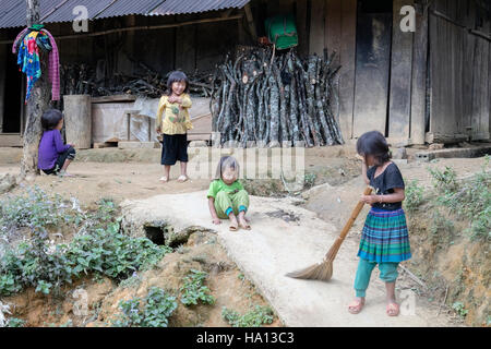 ethnischen vietnamesischen Kinder spielen und kehren in den Stammes-Dorf Lao Chai in Sapa, Vietnam, Asien Stockfoto