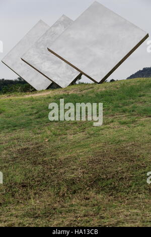 Naoshima, Japan-Oktober 19, 2013: Naoshima Insel Holzhäuser mehrere Outdoor-Kunstwerke als 1972-82 drei Quadrate vertikal-Diagonal Skulptur Stockfoto