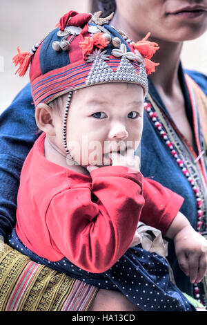 ethnische Red Dzao Baby mit Kappe in Ta Phin, Lao Cai in Sapa, Vietnam, Asien Stockfoto