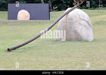 Naoshima, Japan-Oktober 19, 2013: Naoshima Insel beherbergt mehrere Outdoor-Kunstwerke als dieses eines von Lee Ufan in der Korrespondenz Ort seine eigene Museu Stockfoto