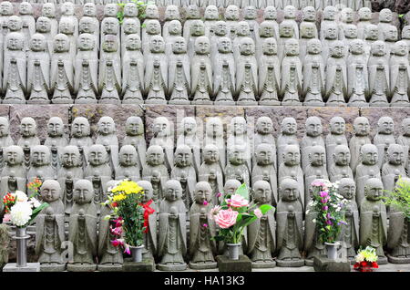 Reihen von Jizo Statuen-Bodhisattva, Kinder speziell die Wachen, die vor ihren Eltern und die Totgeburt-abgetrieben-abgebrochen, gestorben. Hase-der Stockfoto