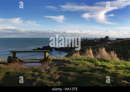 Stadt von Stonehaven, Schottland. Malerische Aussicht von Dunnottar Castle an der Ostküste von Schottland, in der Nähe von Stonehaven. Stockfoto