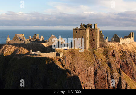 Stadt von Stonehaven, Schottland. Malerische Aussicht von Dunnottar Castle an der Ostküste von Schottland, in der Nähe von Stonehaven. Stockfoto