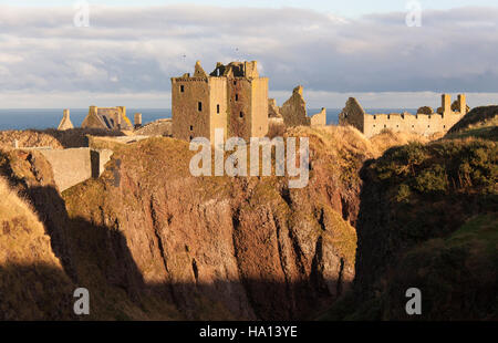 Stadt von Stonehaven, Schottland. Malerische Aussicht von Dunnottar Castle an der Ostküste von Schottland, in der Nähe von Stonehaven. Stockfoto