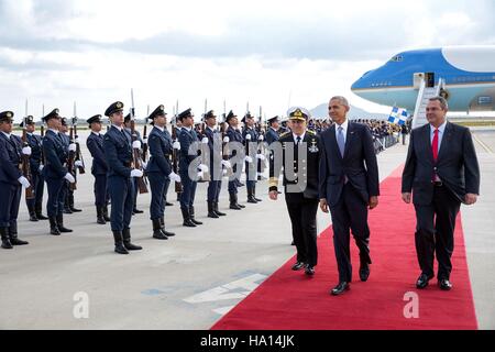 US-Präsident Barack Obama ist begleitet von hellenischen nationalen Verteidigung General Personalleiter Evangelos Apostolakis (links) und griechischen nationalen Verteidigungsminister Panos Kammenos (rechts) bei der Ankunft auf dem Flughafen Eleftherios Venizelos 15. November 2016 in Athen, Griechenland. Dies wird die letzte Auslandsreise Präsidenten sein. Stockfoto