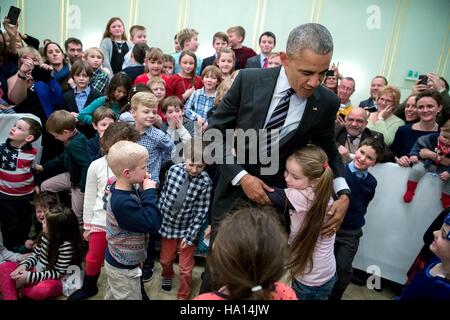 US-Präsident Barack Obama begrüßt Kinder während der US-Botschaft treffen und grüßen im Hotel Adlon 16. November 2016 in Berlin, Deutschland. Stockfoto