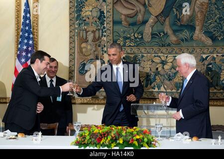 US-Präsident Barack Obama hebt sein Glas griechischen Premierminister Alexis Tsipras (links) und der griechische Staatspräsident Prokopis Pavlopoulos (rechts) während der Zustand-Abendessen in der Presidential Villa 15. November 2016 in Athen Toast. Stockfoto