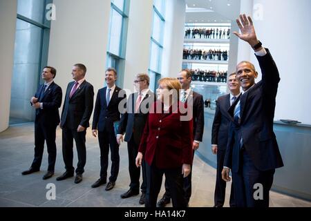 US-Präsident Barack Obama winkt Regierungsangestellte neben Bundeskanzlerin Angela Merkel und der deutschen Delegation im Bundeskanzleramt 17. November 2016 in Berlin, Deutschland. Stockfoto