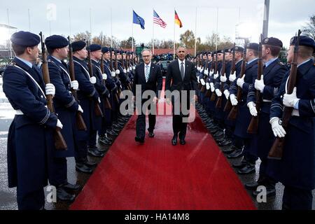 Deutscher Chef des Protokolls Jürgen Mertens Escorts US-Präsident Barack Obama vorbei an die deutschen Wachbataillon Ehre bewachen, Air Force One, wie er fährt vom Flughafen Tegel 18. November 2016 in Berlin, Deutschland. Stockfoto