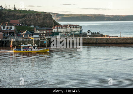 Ein Blick auf einem Kreuzfahrt-Schiff verlässt den Hafen von Whitby, North Yorkshire, England Stockfoto