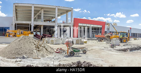 Panoramablick auf die Landschaft Transformation ins Stadtgebiet mit Maschinen, arbeiten Menschen auf Baustelle. Stockfoto