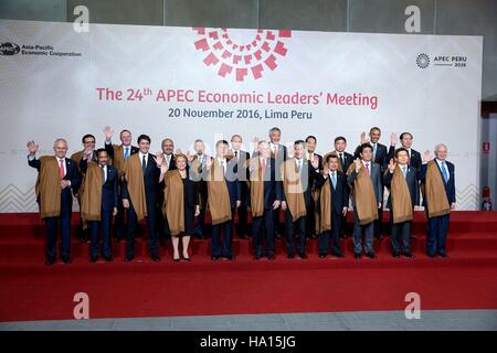 US-Präsident Barack Obama tritt in andere Führer der Welt tragen einen traditionelle peruanische Vikunja Schal während der APEC-Gipfel-Gruppenfoto an der Lima Convention Centre 20. November 2016 in Lima, Peru. Stockfoto