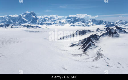 Dieses Foto fängt die atemberaubende Schönheit des Columbus-Gletschers und des Mount St. Elias in Alaska ein. Der Gletscher ist ein wichtiges Naturmerkmal der Region mit majestätischen Berggipfeln und Eisformationen. Stockfoto