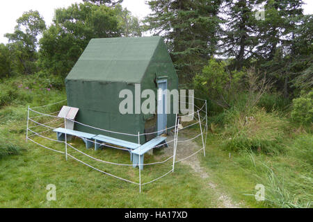 Katmainps 20335473320 Elektrozaun zum Schutz der historischen Brooks Lodge Hütte installiert Stockfoto