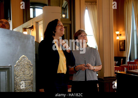 Usdagov 26541881180 Grand Union Hotel Besitzer Cheryl Gagnon geben unter Sekretärin Lisa Mensah eine Tour durch das renovierte historische Hotel in Fort Benton, Montana Stockfoto