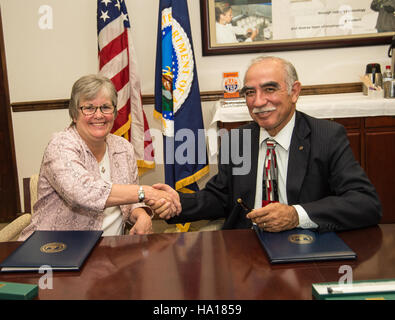 Der Animal and Plant Health Inspection Service (APHIS) des USDA arbeitet daran, landwirtschaftliche Ressourcen durch Überwachung, Forschung und internationale Zusammenarbeit mit Interessenträgern aus der Industrie vor Krankheiten wie der Maul- und Klauenseuche (MKS) zu schützen. Stockfoto