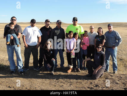 Dieses Bild zeigt eine Initiative des US-Landwirtschaftsministeriums (USDA) und des U.S. Fish and Wildlife Service (USFWS), die sich mit der Erhaltung von Schwarzfußfrettchen befasst. Diese Tiere, die einst als ausgestorben galten, werden im Rahmen des Schutzes der Tiere wieder eingeführt. Das Programm zielt darauf ab, ihr Überleben zu sichern und Populationen in freier Wildbahn wiederherzustellen. Stockfoto
