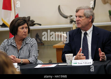 Ein Rundtischgespräch der USDA mit Viehzüchtern konzentriert sich auf Fragen im Zusammenhang mit Viehhaltung, Erhaltung und der Rolle der Landwirtschaft in der US-Wirtschaft, wobei unter Leitung von Minister Vilsack Gespräche geführt werden. Stockfoto