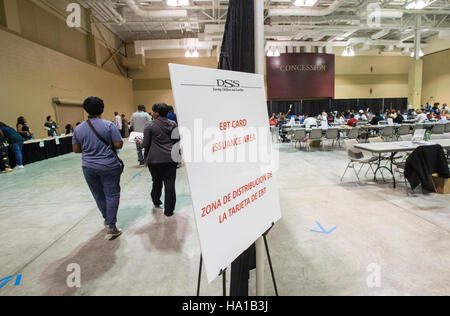 Das Supplemental Nutrition Assistance Program (SNAP) des USDA bietet Familien mit niedrigem Einkommen Nahrungsmittelhilfe und bietet EBT-Karten an. Katastrophenhilfe steht den von Notfällen betroffenen Personen zur Verfügung, wobei temporäre Bearbeitungszentren für den Anwendungssupport eingerichtet werden. Stockfoto