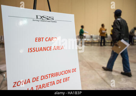 Das Supplemental Nutrition Assistance Program (SNAP) des USDA unterstützt bedürftige Einzelpersonen und Familien durch vorübergehende Katastrophenhilfe. Diese Abbildung zeigt das Verarbeitungszentrum für die Ausgabe von EBT-Karten in South Carolina nach einer Katastrophe. Stockfoto