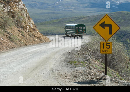 Dieses Bild zeigt die berühmte Park Road durch die vielfarbige Landschaft im Denali National Park. Die Straße bietet Besuchern Zugang zu einigen der atemberaubendsten Ausblicke in Alaska, einschließlich der hoch aufragenden Gipfel und Gletscher von Denali, Nordamerikas höchstem Berg. Stockfoto