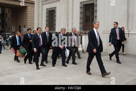 Dieses Bild zeigt eine USDA-Handelsmission mit dem US-Landwirtschaftsminister Tom Vilsack in Chile. Die Mission zielte darauf ab, die Handelsbeziehungen zwischen den USA und Chile im Agrarsektor zu stärken, wobei der Schwerpunkt auf Nachhaltigkeit und Innovation lag. Auch Michelle Bachelet, die ehemalige Präsidentin Chiles, spielte eine wichtige Rolle bei den Diskussionen. Die Veranstaltung hebt die Bemühungen hervor, die globale Zusammenarbeit in der Landwirtschaft zu verbessern. Stockfoto