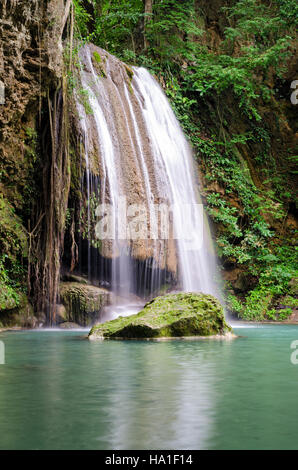 Erawan Wasserfälle (Thailand) Fee Atmosphäre im Erawan Nationalpark Stockfoto