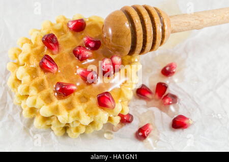 Waffel-Kekse mit Honig und Granatapfel-Frucht Stockfoto
